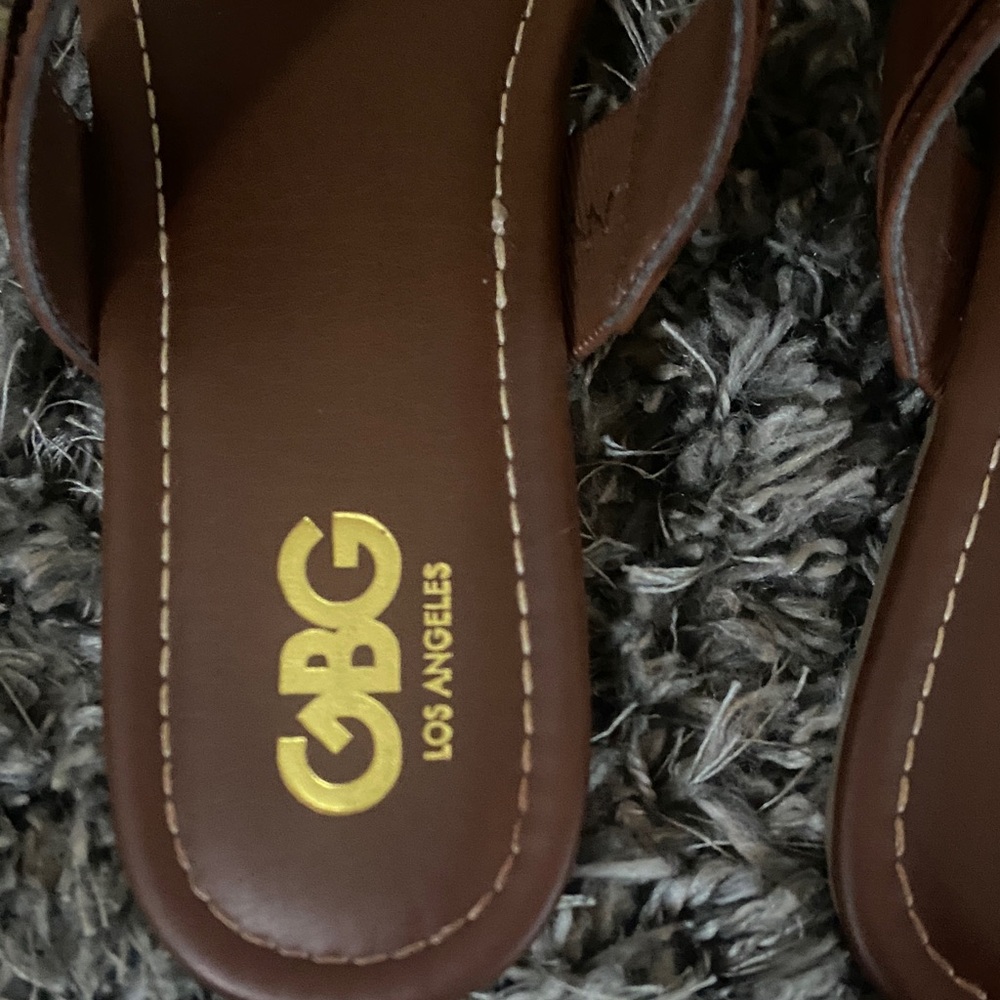 EUC GBG Los Angeles Gold Chain Brown Sandals - Picture 3 of 5